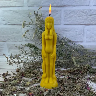 Восковая желтая свеча - Вольт женщина (19,5 см)