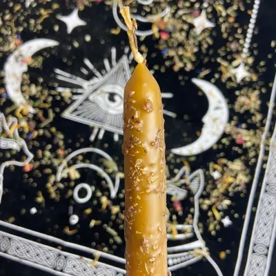Желтая маканая восковая свеча с анисом, 18 см