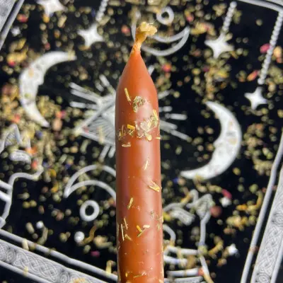 Желтая маканая восковая свеча с эфедрой, 18 см